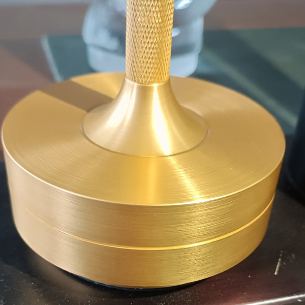 ĮKRAUNAMAS BELAIDIS STALO ŠVIESTUVAS aukso spalvos