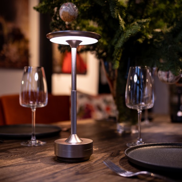 ĮKRAUNAMAS BELAIDIS STALO ŠVIESTUVAS aukso spalvos